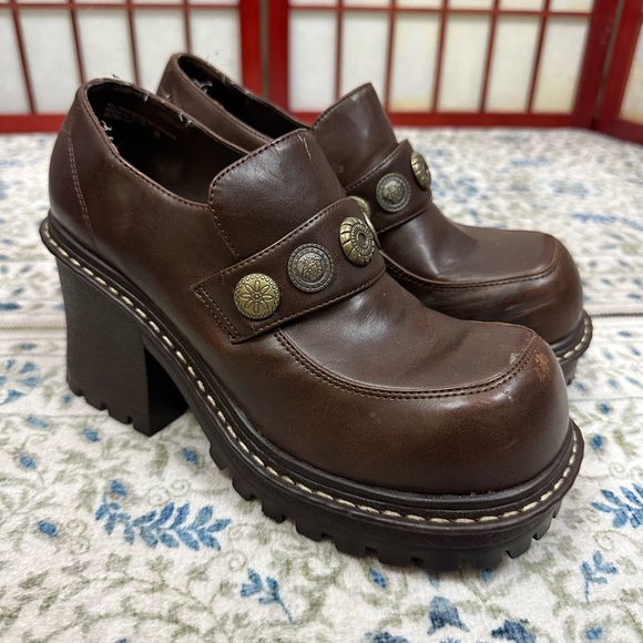 Curfew Shoes - Vintage 90s Brown Grunge Chunky Platform Heeled  Loafer